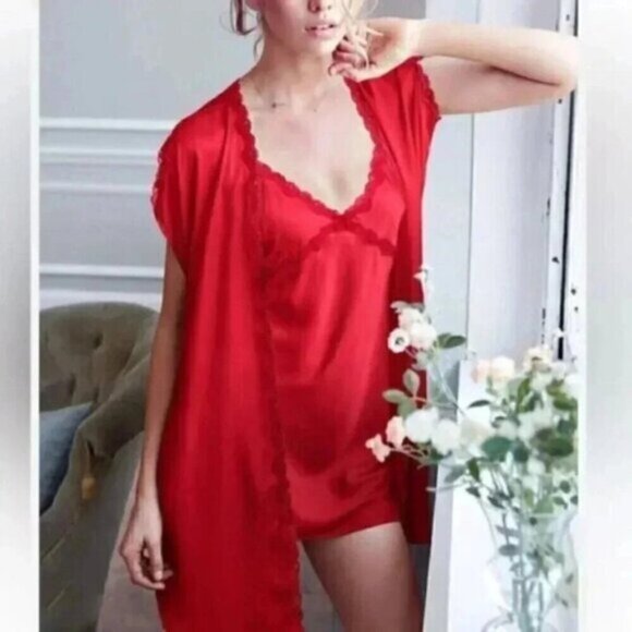 Victoria's Secret  Red Satin Robe Short Sleeve Lace Trim Short Size Medium - Picture 1 of 9